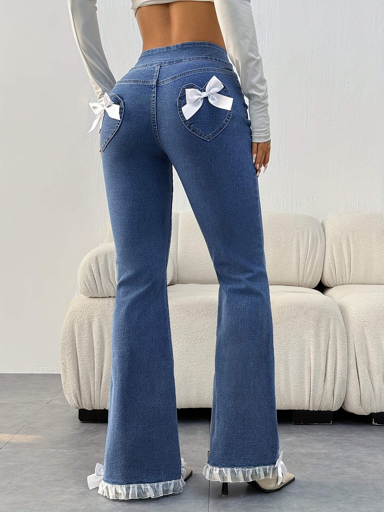 Beverley | Speelse Flared Jeans met Strikdetails