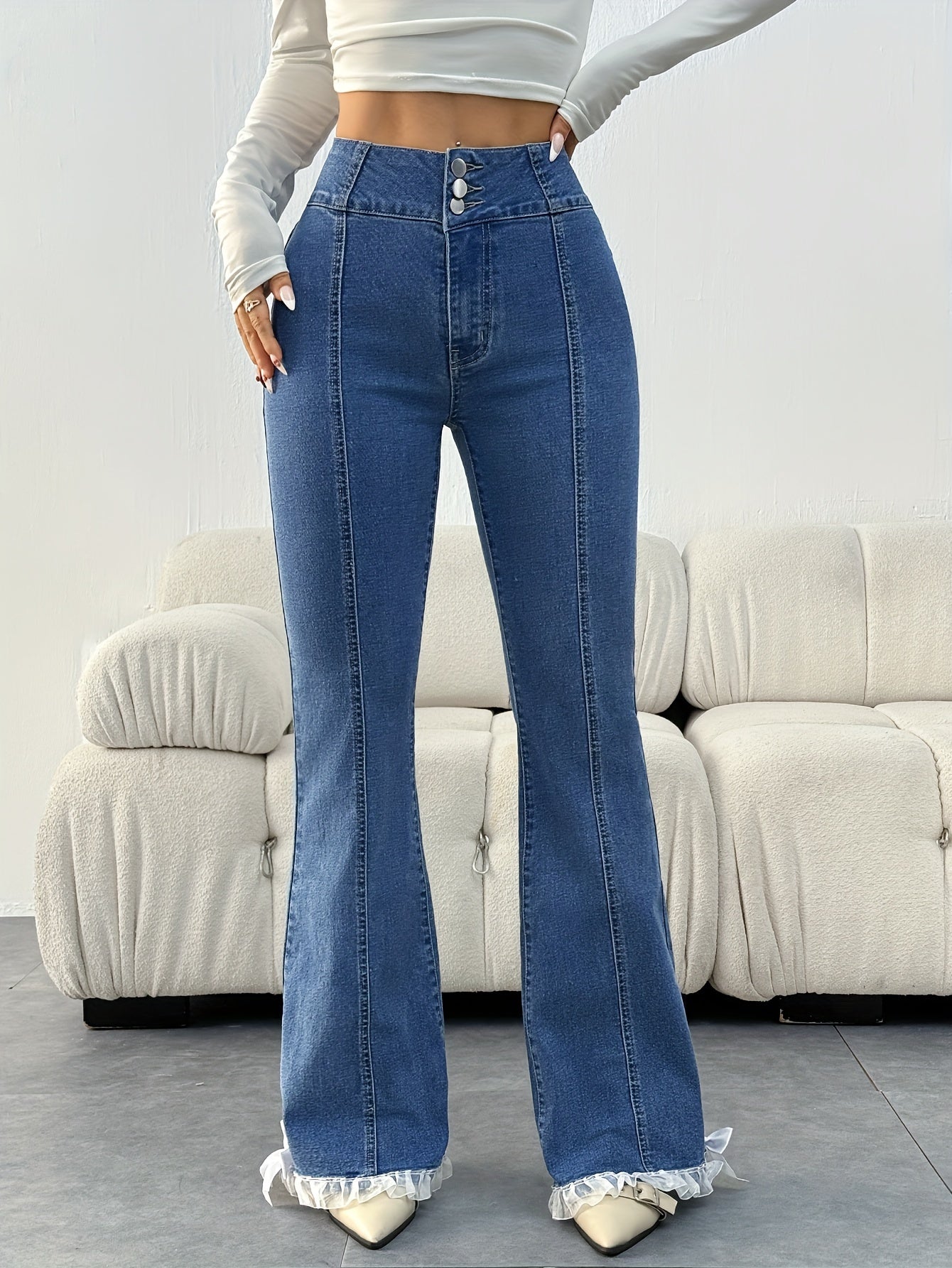 Beverley | Speelse Flared Jeans met Strikdetails