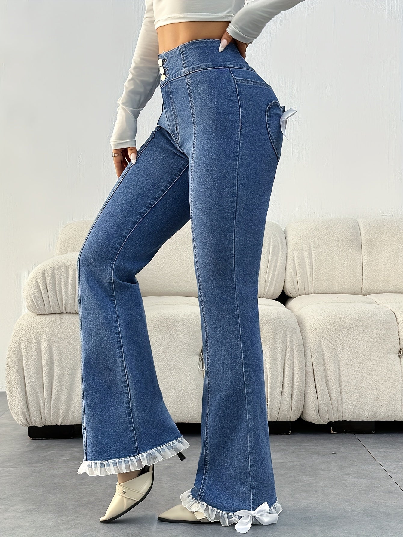 Beverley | Speelse Flared Jeans met Strikdetails