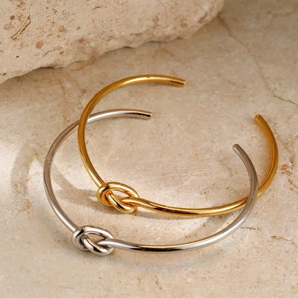 Gouden bangle armband - verfijnd knoopontwerp voor dames