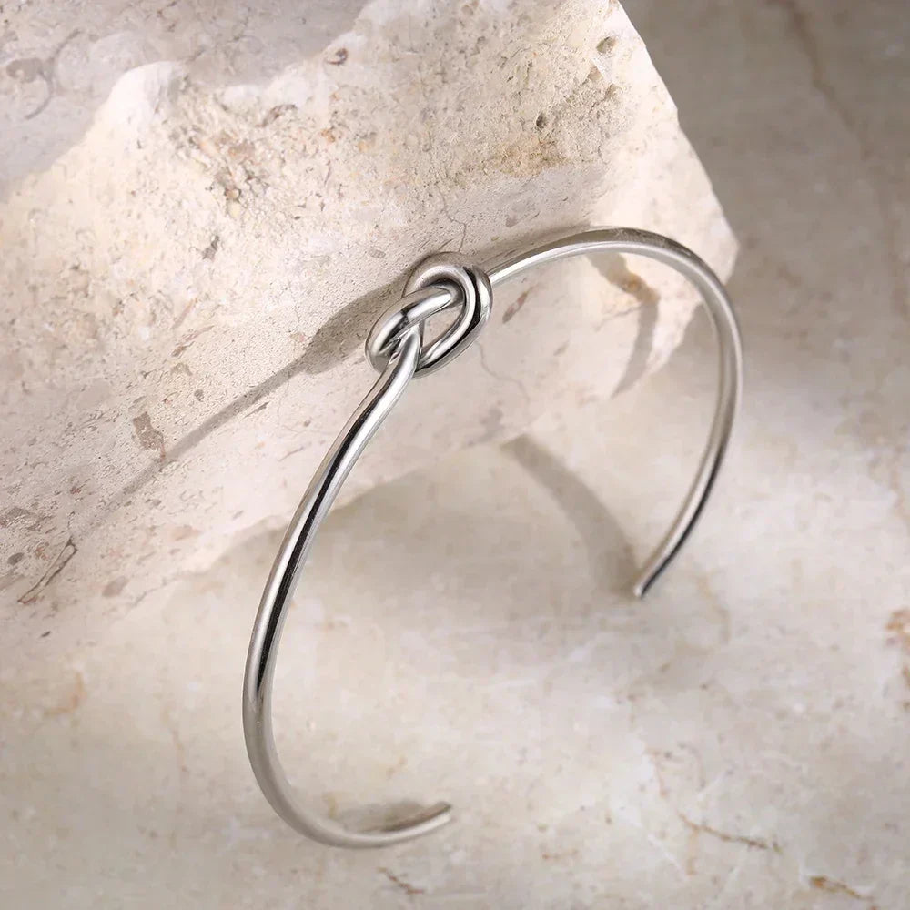 Gouden bangle armband - verfijnd knoopontwerp voor dames