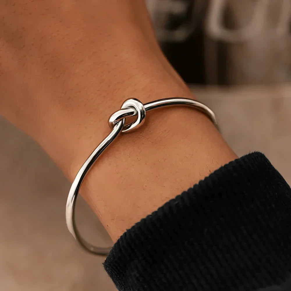 Gouden bangle armband - verfijnd knoopontwerp voor dames