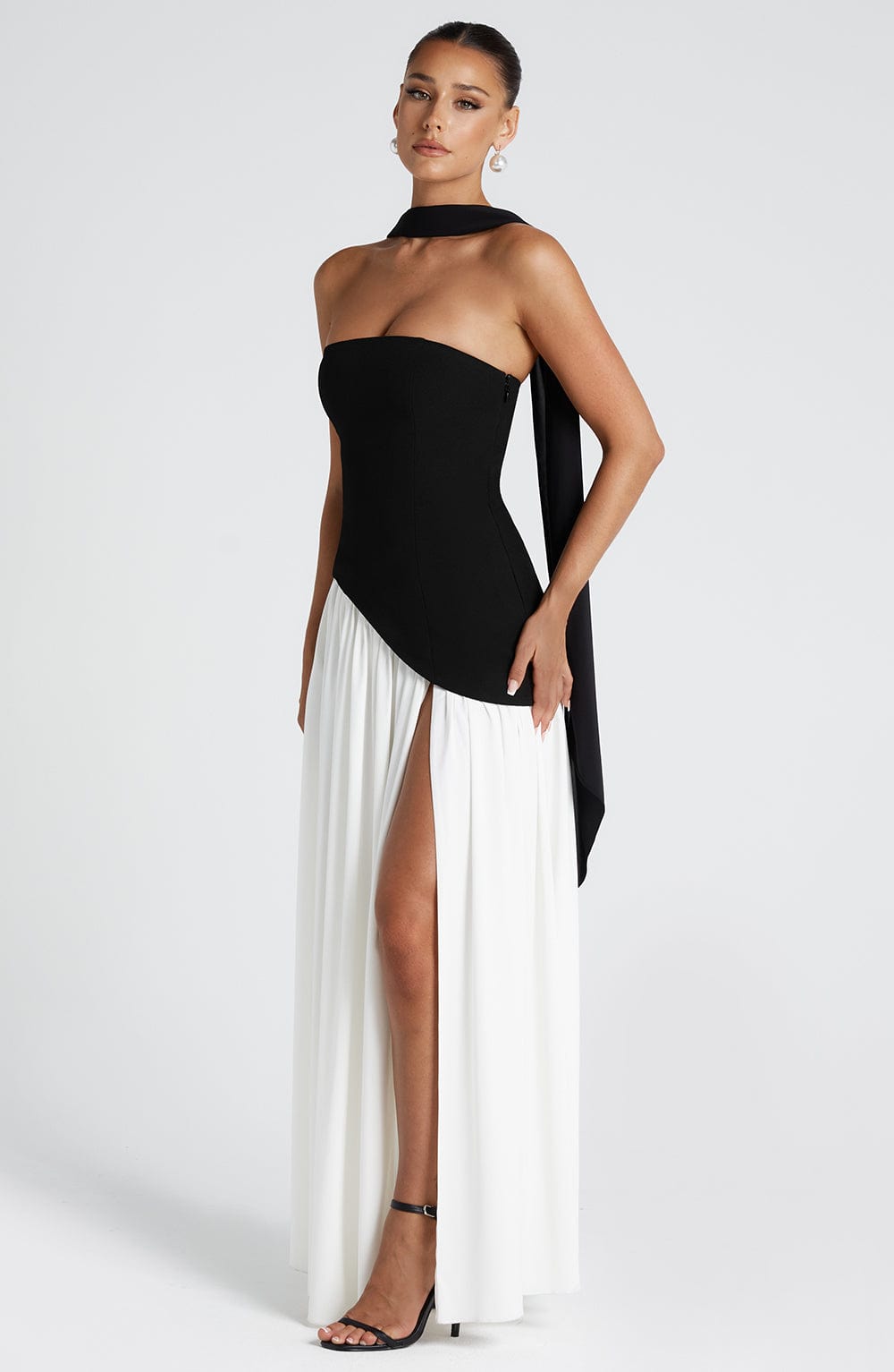 Imani – Strapless Maxi-jurk met Asymmetrische Taille