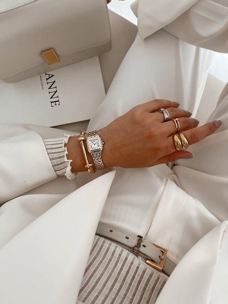 TIJDLOZE DAMESMODE: HOE BOUW JE EEN LUXE GARDEROBE DIE BLIJFT