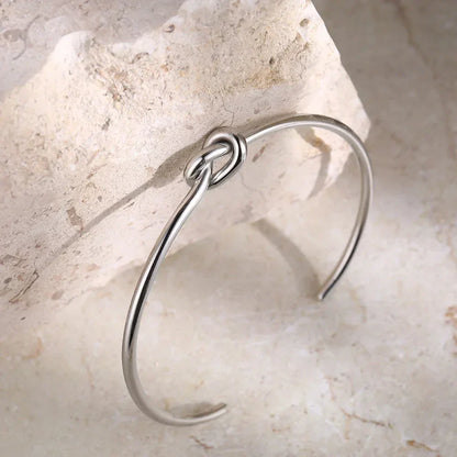 Gouden bangle armband - verfijnd knoopontwerp voor dames