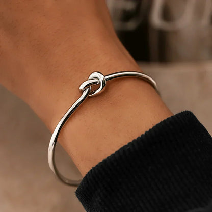Gouden bangle armband - verfijnd knoopontwerp voor dames